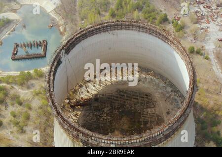 Drone vole au-dessus de la tour de refroidissement près de Tchernobyl., zoom arrière, Close up, vue du dessus. Voler au-dessus de la tour de refroidissement près de la catastrophe de Tchernobyl Banque D'Images