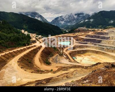 Open Cast Mining Erzberg, Autriche, paysage de routes sinueuses pour l'exploitation minière Banque D'Images