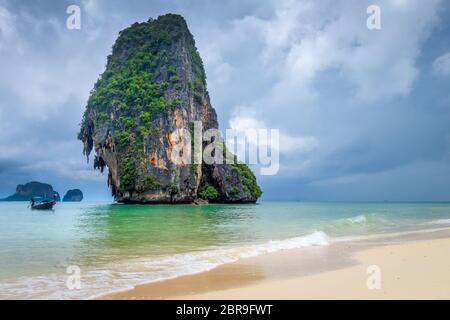 Phra Nang Beach et falaises calcaires de Krabi, Thaïlande Banque D'Images