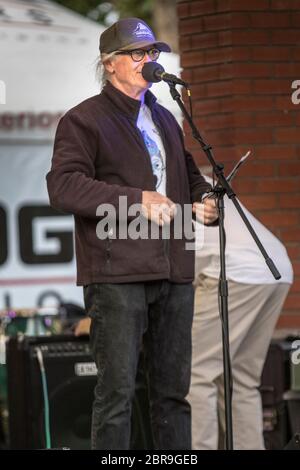 Masculin , maître de cerominies, au concert en plein air. Porter un chapeau et des lunettes Banque D'Images
