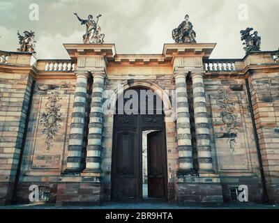 Porte du Palais Rohan avec colonnes comme entrée de la ville de Strasbourg Musée Archéologique, arts décoratifs et beaux-arts. Banque D'Images