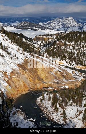 WY04537-00....WYOMING - Yellowstone River et Calcite Springs, vues depuis Calcite Springs, surplombent le parc national de Yellowstone. Banque D'Images