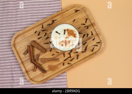 Bol d'hominy (Canjica) sur un plateau en bois, cuisine brésilienne typique aux festivals de juin Banque D'Images