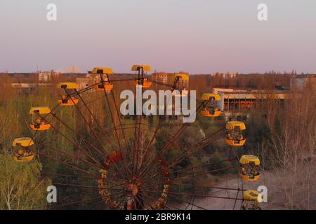 Vues de la ville de Pripyat près de la centrale nucléaire de Tchernobyl, vue aérienne. La place principale de la ville de Pripyat abandonnée au coucher du soleil. Z'Exclusion Banque D'Images