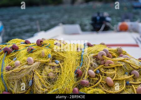 Tas de filets de pêche jaune sur un pont de bateau pêcheur dans l'île de Zante, Grèce Banque D'Images