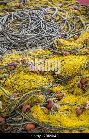 Filets de pêche pêcheur colorées emmêlées et des cordes sur la rive de l'île de Zante, Grèce Banque D'Images