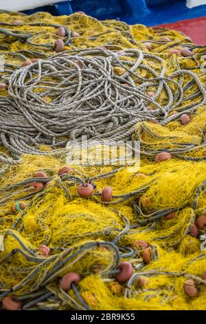 Filets de pêche pêcheur colorées emmêlées et des cordes sur la rive de l'île de Zante, Grèce Banque D'Images