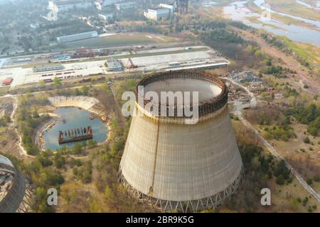 Drone vole au-dessus de la tour de refroidissement près de Tchernobyl., zoom arrière, Close up, vue du dessus. Voler au-dessus de la tour de refroidissement près de la catastrophe de Tchernobyl Banque D'Images