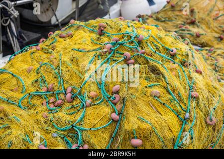 Filets de pêche pêcheur jaune emmêlées sur le rivage de l'île de Zante, Grèce Banque D'Images