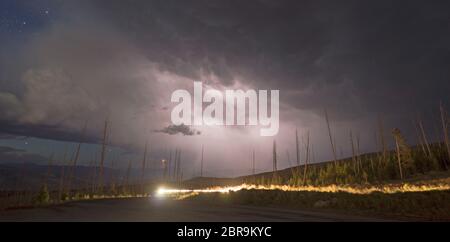 Une tempête traverse la route rapidement près de Chittenden dans Yellowstone Banque D'Images