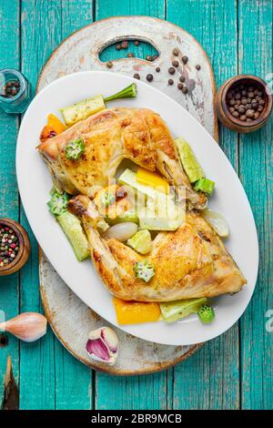 Poulet avec légumes.haut de cuisses de poulet cuite au four avec la courgette. Poulet grillé.poulet barbecue Banque D'Images