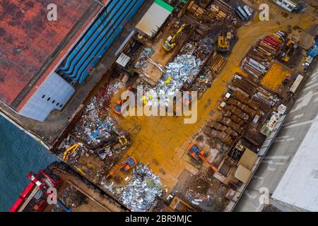 Vue de dessus en bas de l'usine de recyclage des déchets Banque D'Images