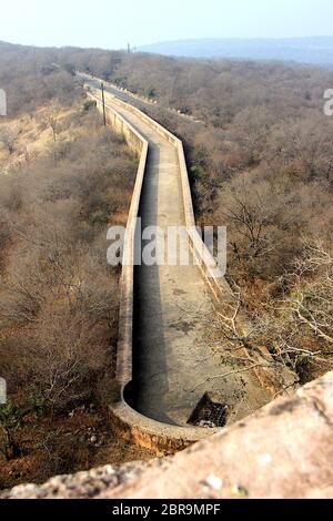 Vue de dessus du passage sur la chaussée en pierre haut de mur fort Jaigarh au Palace, Jaipur, Rajasthan, Inde, Asie Banque D'Images