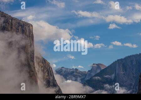 Dérèglement de la tempête dans la vallée de Yosemite avec El Capitan et Half Dome, parc national de Yosemite, Californie Banque D'Images