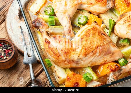 Poulet avec légumes.haut de cuisses de poulet cuite au four avec la courgette. Poulet grillé Banque D'Images