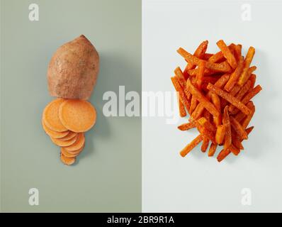 La patate douce en tranches unique à côté de petit tas de frites de patates douces sur le dessus de l'arrière-plan gris deux tons Banque D'Images