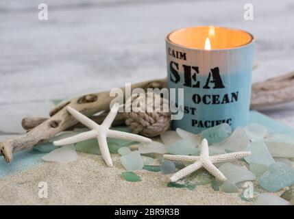 Plage toujours la vie avec bougie, verre de mer, bois de dérive et poisson de mer Banque D'Images