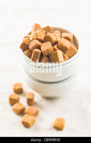 Brown Sugar cubes dans un bol. Banque D'Images