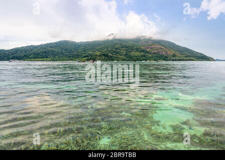 Belle nature paysage vert clair de l'eau de mer donnent sur les récifs coralliens peu profonds de l'île de Koh Lipe, voir Ko Adang comme un ciel bleu à l'arrière-plan Banque D'Images