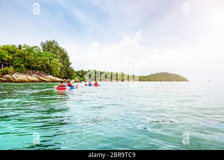 Groupe touristique sont le kayak sur la mer, les voyages en bateau pour voir la belle nature paysage le matin de l'été à l'avant le complexe autour de Ko Lip Banque D'Images