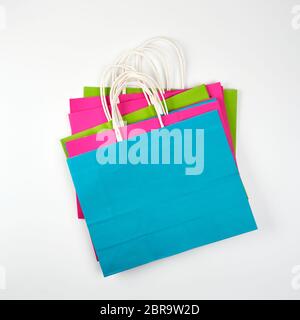 Multi-couleur rectangulaire sacs papier avec des poignées sur un fond blanc, télévision lay Banque D'Images