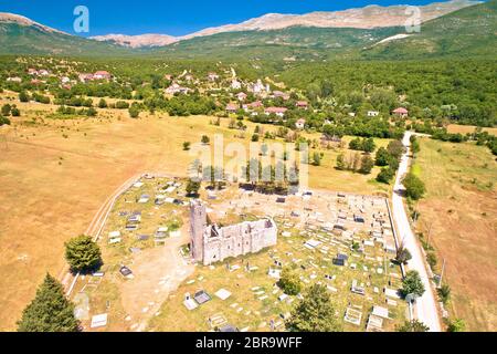 L'église historique de Saint Salut les ruines dans la Cetina, église pré-romane à l'arrière-pays dalmate de la Croatie Banque D'Images