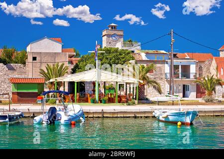 L'île de Krapanj au bord de mer, village de pêche à l'éponge, archipel de Sibenik de Croatie Banque D'Images