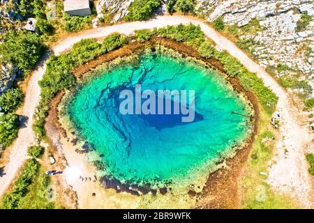 Source de la rivière Cetina ou l'oeil de la Terre vue aérienne, arrière-pays dalmate de la Croatie Banque D'Images