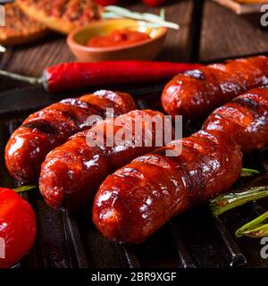 Chorizo de Chili ​​sausage avec bruschetta de tomate Banque D'Images