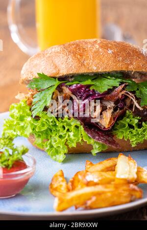 Dans un petit pain de porc à la bière Banque D'Images