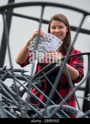 Wolkenstein, Allemagne. 20 mai 2020. Desiree Hillis tient dans ses mains des graines de plantes historiques sur le domaine d'Ambross à Selva Gardena. Au printemps, le semis final de plantes historiques commence dans le projet transfrontalier germano-tchèque ENZEDRA (plantes indigènes utiles et ornementales pour accroître la biodiversité régionale). Ces dernières années, des variétés végétales historiques ont été utilisées dans diverses zones de culture d'essai du Vogtland, des monts Ore et de la République tchèque. Crédit : Hendrik Schmidt/dpa-Zentralbild/ZB/dpa/Alay Live News Banque D'Images