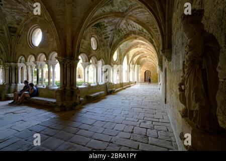 Cloître de l'Abbaye Sainte-Marie de Fontfroide ou Abbaye de Fontfroide près de Narbonne, département de l'Aude, Occitanie, France, Banque D'Images