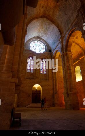 Vue intérieure de l'église de l'Abbaye Sainte-Marie de Fontfroide ou de l'abbaye de Fontfroide près de Narbonne, département de l'Aude, Occitanie, France, Banque D'Images