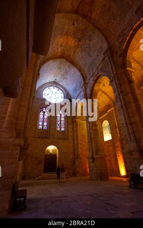 Vue intérieure de l'église de l'Abbaye Sainte-Marie de Fontfroide ou de l'abbaye de Fontfroide près de Narbonne, département de l'Aude, Occitanie, France, Banque D'Images