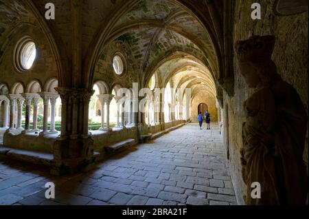 Cloître de l'Abbaye Sainte-Marie de Fontfroide ou Abbaye de Fontfroide près de Narbonne, département de l'Aude, Occitanie, France, Banque D'Images