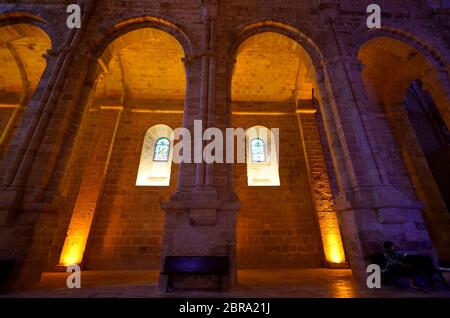 Vue intérieure de l'église de l'Abbaye Sainte-Marie de Fontfroide ou de l'abbaye de Fontfroide près de Narbonne, département de l'Aude, Occitanie, France, Banque D'Images