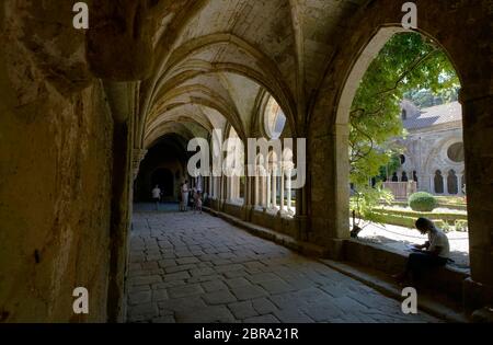 Cloître de l'Abbaye Sainte-Marie de Fontfroide ou Abbaye de Fontfroide près de Narbonne, département de l'Aude, Occitanie, France, Banque D'Images