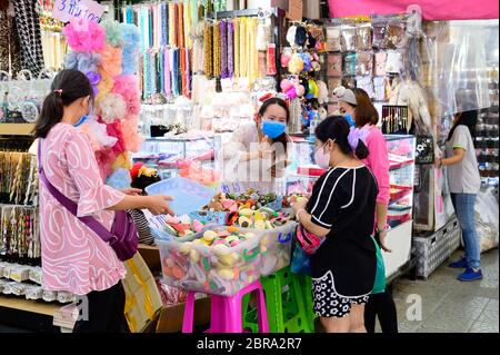 Les gens thaïlandais portant un masque chirurgical et faisant du shopping au marché de Sampeng Banque D'Images