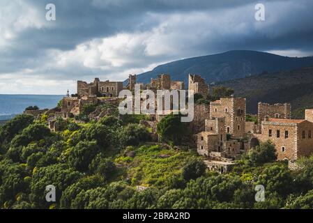 Grèce Vathée village. Maisons anciennes et anciennes tours abandonnées architecturales et historiques à Vathia sur la péninsule de Mani. Laconia Péloponnèse Europe. Banque D'Images