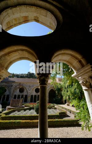 Cloître et jardin de l'Abbaye Sainte-Marie de Fontfroide ou Abbaye de Fontfroide près de Narbonne, département de l'Aude, Occitanie, France, Banque D'Images