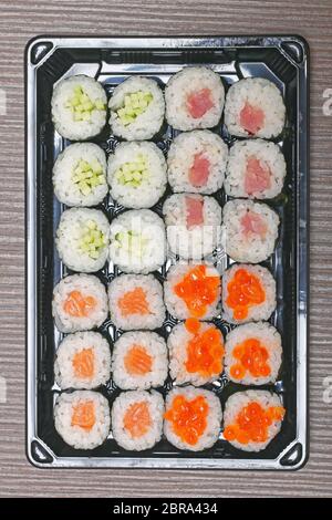 Deux douzaines de rouleaux de sushi dans le bac la cuisine japonaise Vue de dessus Banque D'Images