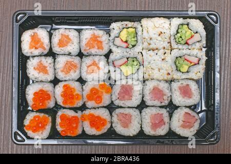 Deux douzaines de rouleaux de sushi au niveau du bac Cuisine japonaise au tableau Banque D'Images