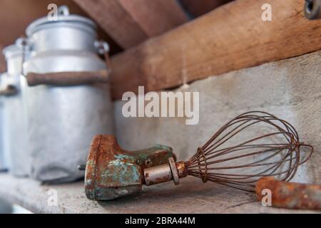 Ancien batteur avec boîtes en étain aluminium sur une étagère. Banque D'Images