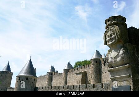 Une vue fermée de la statue de la princesse Saracen alias Dame Carcas avec porte de Narbonne Citadelle de Carcassonne en arrière-plan.Aude, Occitanie.France Banque D'Images