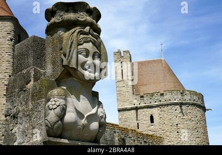 Une vue fermée de la statue de la princesse Saracen alias Dame Carcas avec porte de Narbonne Citadelle de Carcassonne en arrière-plan.Aude, Occitanie.France Banque D'Images