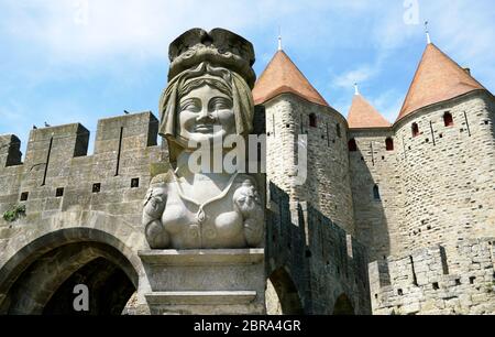 Une vue fermée de la statue de la princesse Saracen alias Dame Carcas avec porte de Narbonne Citadelle de Carcassonne en arrière-plan.Aude, Occitanie.France Banque D'Images