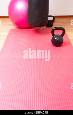 Kettlebell et rose tapis de yoga sur le plancher, sport concept espace pour texte. mode de vie sain Banque D'Images