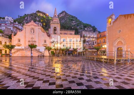 Belvédère de Taormina et église San Giuseppe sur la place Piazza IX Aprile à Taormina la nuit des pluies, Sicile, Italie Banque D'Images