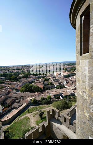 Vue sur la ville de Carcassonne depuis le Château Comtal dans la ville fortifiée de Carcassonne.Aude.Occitanie.France Banque D'Images