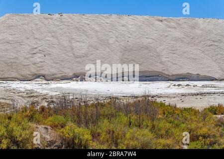 Paysage autour de Salin-de-Giraud situé dans dans la région de la Camargue, dans le sud de la France qui est montrant beaucoup de sel dans les étangs d'évaporation ambiance ensoleillée Banque D'Images